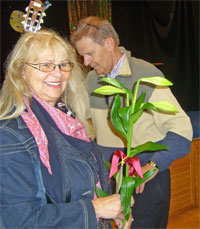 Solbritt tackar Lars-Eric med en blomma